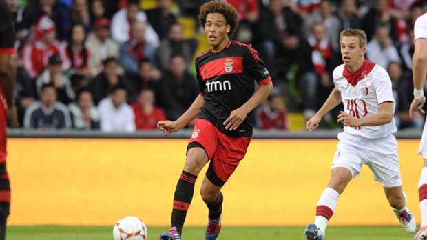 
                <strong>Axel Witsel</strong><br>
                Axel Witsel: Im Alter von 22 Jahren wechselte Axel Witsel von seinem Heimatklub Standard Lüttich zu Benfica Lissabon. Dort war er auf Anhieb fester Bestandteil des Mittelfelds und stand nahezu in jedem Spiel auf dem Platz. Die guten Leistungen des Belgiers brachten nach nur einem Jahr in Portugal den russischen Klub Zenit St. Petersburg auf den Plan, die Witsel für 40 Millionen Euro verpflichteten.
              