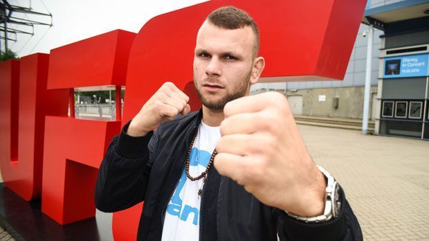 
                <strong>Yessin Ayari</strong><br>
                Yessin Ayari: Seit April steht der Weltergewichtler bei der UFC unter Vertrag. In Hamburg feiert der Nürnberger sein Debüt gegen den englischen Veteranen Jim Wallhead. Eine erste Bewährungsprobe für das 23-jährige Talent. Der Brite, ein Judo-Schwarzgurt, erzielte 21 seiner 29 Siege vorzeitig, elf davon durch Knockout. 
              