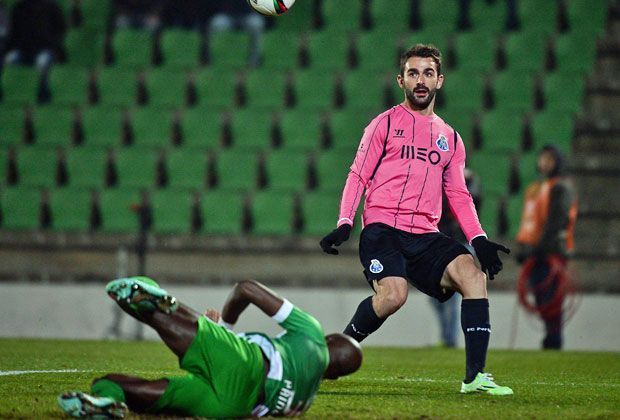 
                <strong>Adrian (2007)</strong><br>
                Für Spanien ist zwar 2007 schon im Viertelfinale Endstation, aber bis dahin glänzt vor allem ein Mann: Adrian. Das damalige Talent von Deportivo La Coruna überzeugt mit fünf Treffern. Heute spielt der 27-Jährige für den FC Porto, nachdem er bei Atletico Madrid scheiterte.
              