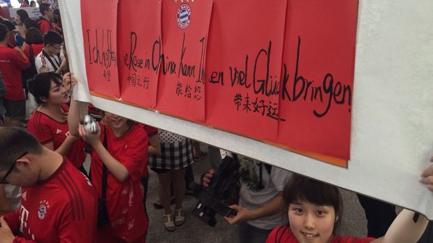 
                <strong>FC Bayern auf China-Tour</strong><br>
                Und die Fans haben natürlich nur die besten Wünsche im Gepäck. Wenn es nach ihnen geht, soll die Reise nach China "viel Glück bringen".
              