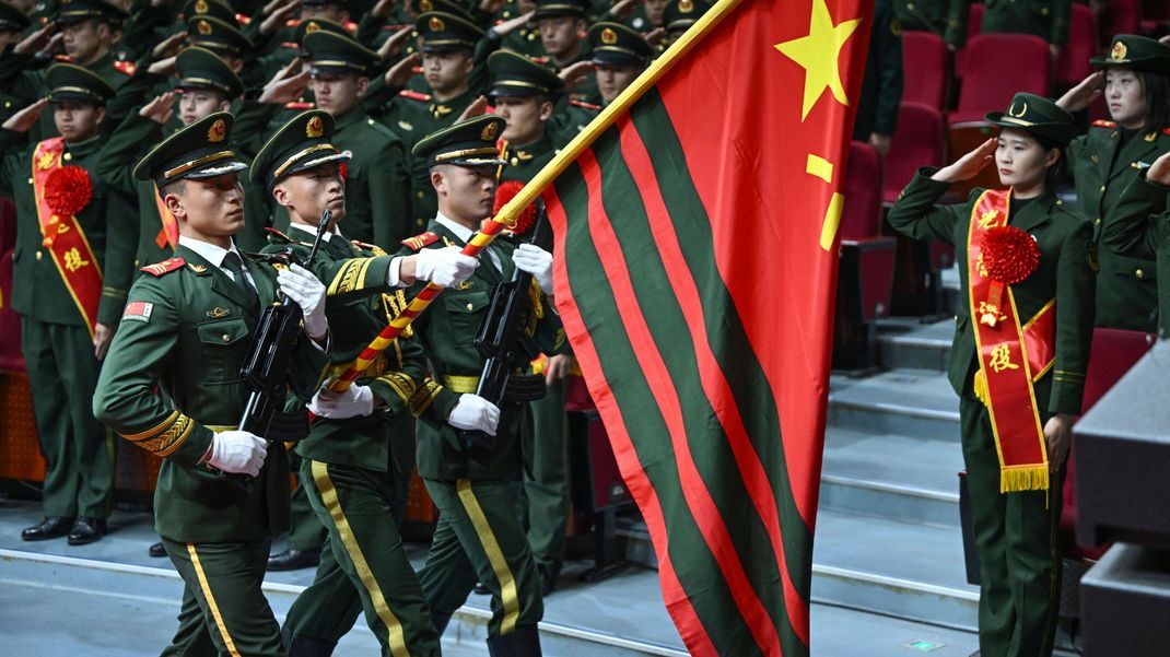 Das chinesische Militär bei einer Parade - Der chinesische Volkskongress wird diese Woche über die Militärausgaben beraten.