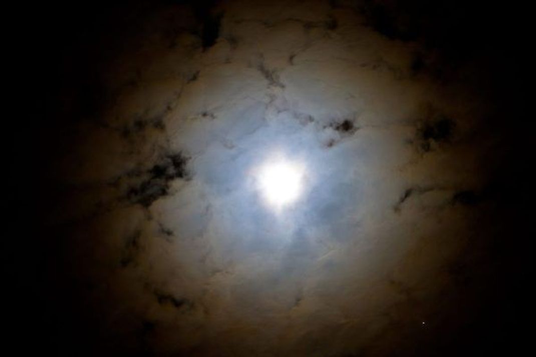 Schöner Anblick, doch ein Ring um den Mond gilt als Prognose für nahenden Regen.