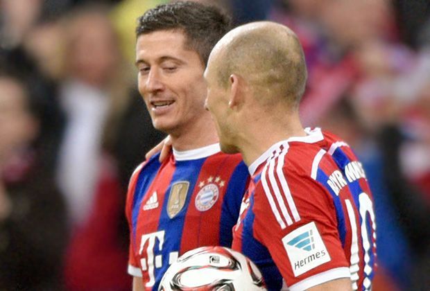 
                <strong>Robert Lewandowski</strong><br>
                Noch eine kurze Umarmung mit Arjen Robben, doch das war es dann auch - aus Respekt vor seinem ehemaligen Arbeitgeber. Keine Frage, so verhalten hat man Lewandowski selten jubeln gesehen.
              