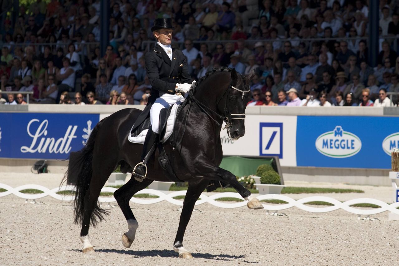 Hengst Totilas galt als Dressurwunder. Er wurde für rund zehn Millionen Euro verkauft. Doch hohe Preise können Pferd und Reiter offenbar schwindelig machen. Unter neuem Reiter knüpfte das Pferd nicht an seine Erfolge an. Totilas starb 2020 im Alter von 20 Jahren.