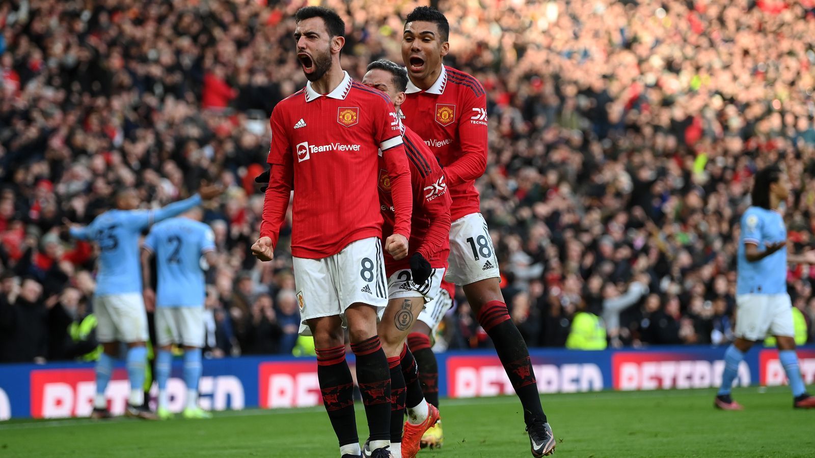 
                <strong>Einzelkritik zum Manchester-Derby: So schlugen sich die Stars im Old Trafford</strong><br>
                United ist obenauf in Manchester! Die "Red Devils" siegten im Premier-League-Derby gegen Manchester City dank eines Doppelschlages mit 2:1. ran zeigt in der Einzelkritik, wie sich die die Akteure beider Teams schlugen. 
              