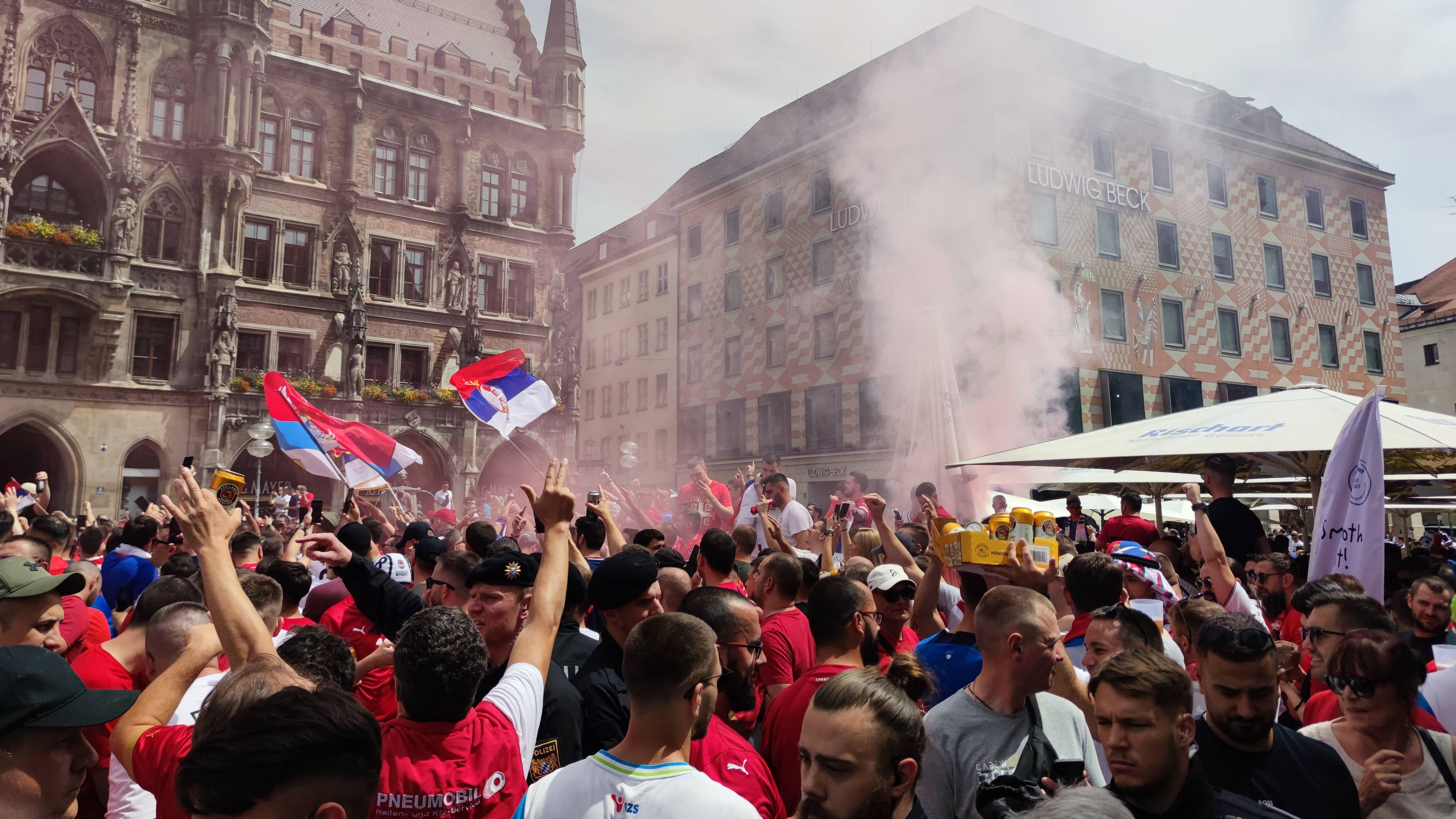 <strong>Serben stimmen sich auf dem Marienplatz ein</strong><br>Der Marienplatz zählt zu den beliebtesten Plätzen der Fans, um sich auf das Spiel ihrer Mannschaft einzustimmen. Demnach kommt es nicht überraschend, dass auch die Serben den Platz gut füllen konnten.