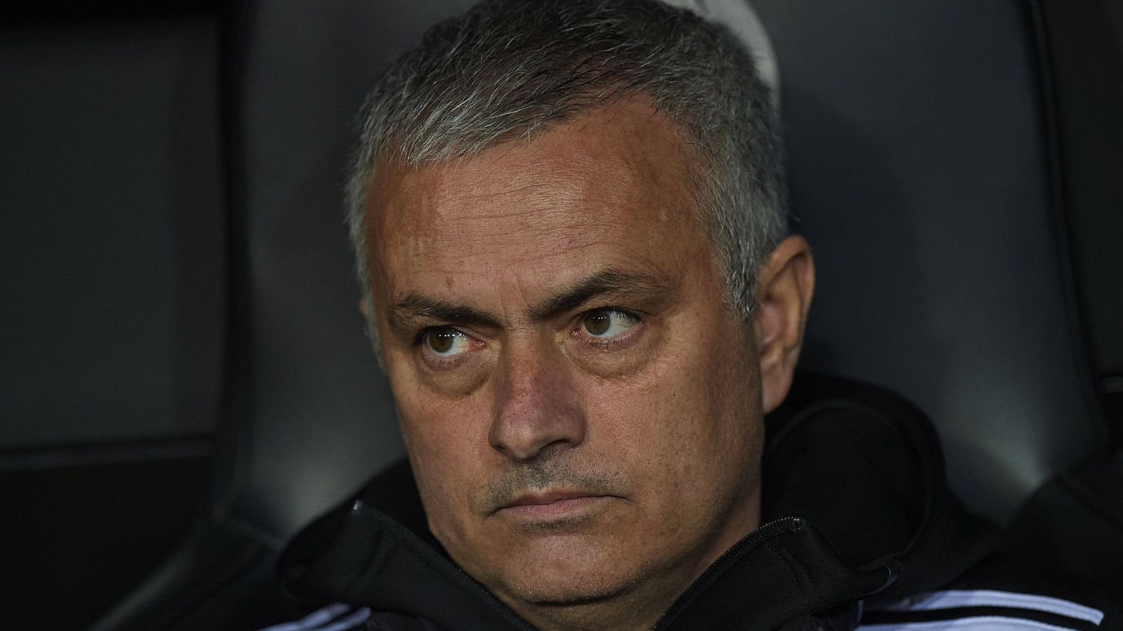 
                <strong>Platz 1: Jose Mourinho (vereinslos)</strong><br>
                Transferausgaben als Trainer: 1,6 Milliarden Euro für 97 Spielerbisherige Stationen: Manchester United, FC Chelsea, Real Madrid, Inter Mailand, FC Porto, União Leiria, Benfica Lissabon, Vitória Setúbal FC
              