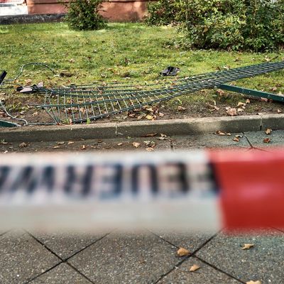 Autofahrer erfasst Fußgängergruppe