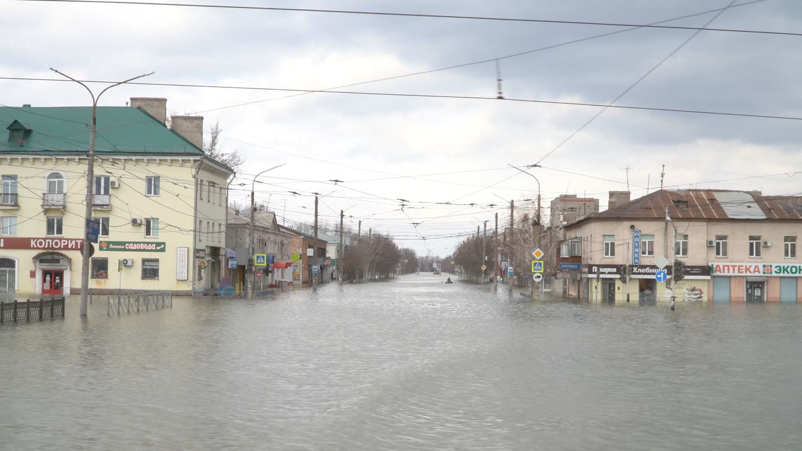 Die Straßen der Stadt Orsk sind überflutet.