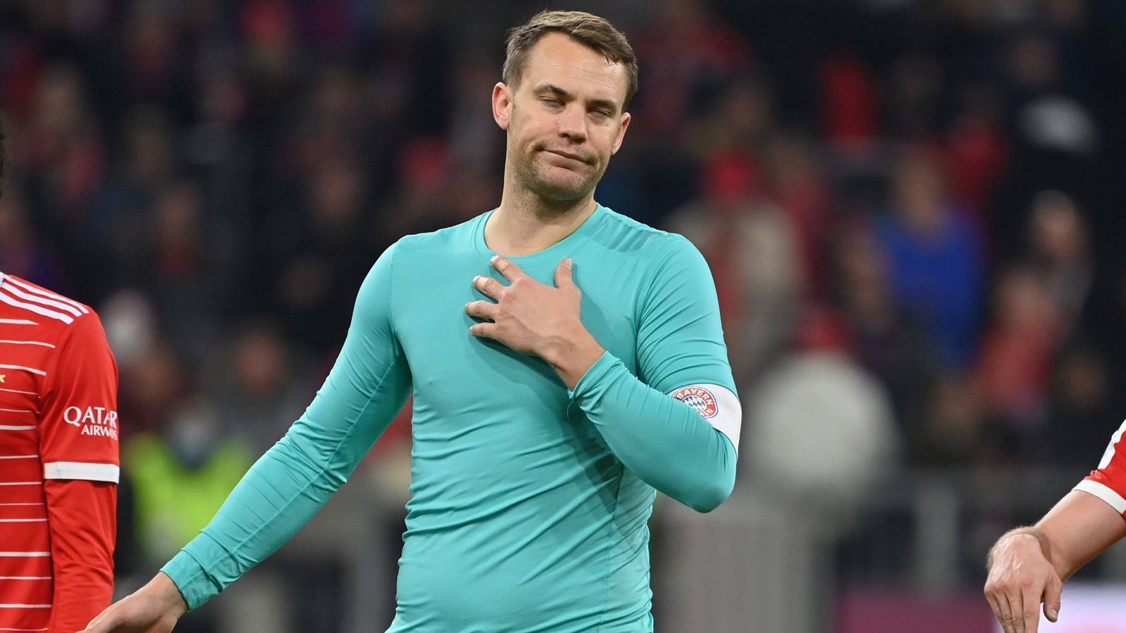 
                <strong>2022: Manuel Neuer kritisiert Bayern-Boss in brisantem Interview</strong><br>
                Außerdem bemängelte er das an der Säbener Straße eigentlich so hoch gehaltene "Mia San Mia"-Gefühl. "Bei Bayern München wollen wir anders sein – eine Familie. Und dann passiert etwas, was ich noch nie erlebt habe. Es ist eine traurige Sache für alle: für den Verein, für 'Tapa', die Mitarbeiter und alle Torhüter, mich eingeschlossen", sagte der 36-Jährige, der sich auch zu seiner Verletzung äußerte. "Das ist für mich keine Urlaubsaktivität, das ist wie ein Gang zum Bäcker. (...) Da war etwas unter dem Schnee, das mich aufgehalten hat. Ich fuhr vielleicht 10 oder 12km/h. Ich bin diese Piste schon unzählige Male hinuntergefahren, auch alleine. Normalerweise ist es ein Kinderspiel", erklärte Neuer, der sich einen Schien- und Wadenbeinbruch zugezogen hatte. Wie informierte er die Bayern-Bosse? "Ich habe die Verantwortlichen angerufen, mich bei ihnen entschuldigt und gesagt, dass es mir leidtut. Ich bin kein Feigling, der sich versteckt."
              