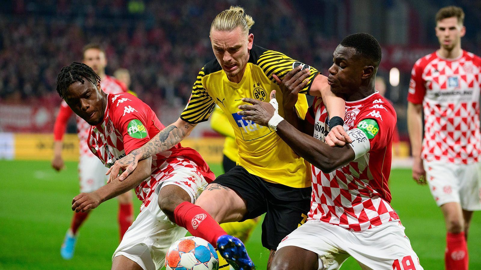 
                <strong>Die Spieler von Borussia Dortmund in der Einzelkritik</strong><br>
                Puh, das war ein zäher Auftritt von Borussia Dortmund beim Nachholspiel in Mainz am Mittwochabend. Aber letztlich gewann der BVB mit 1:0 und nahm die Punkte mit nach Hause. Und darauf kommt es an. Wir haben die BVB-Spieler in der Einzelkritik benotet.
              