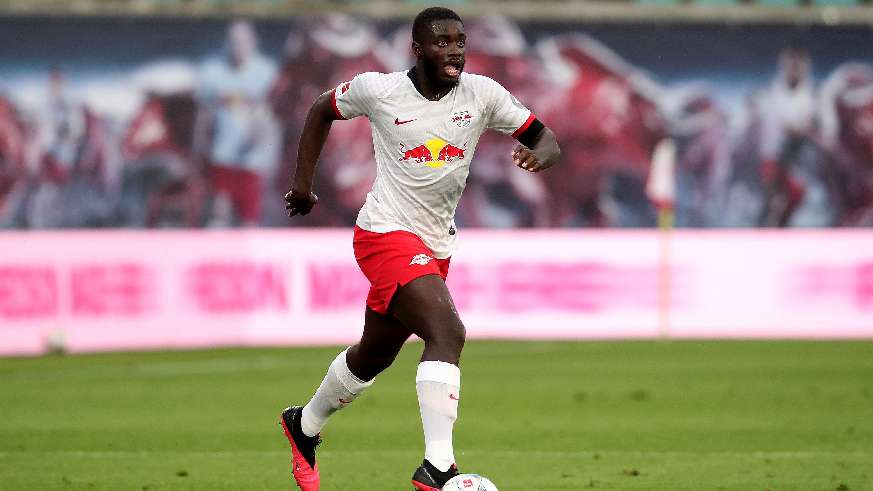 
                <strong>Dayot Upamecano</strong><br>
                Verliert Grujic beim Führungstreffer der Hertha komplett aus den Augen. Das Tor geht auf seine Kappe. Seine offensiven Vorstöße verblassen bereits im Ansatz. ran-Note: 4 
              