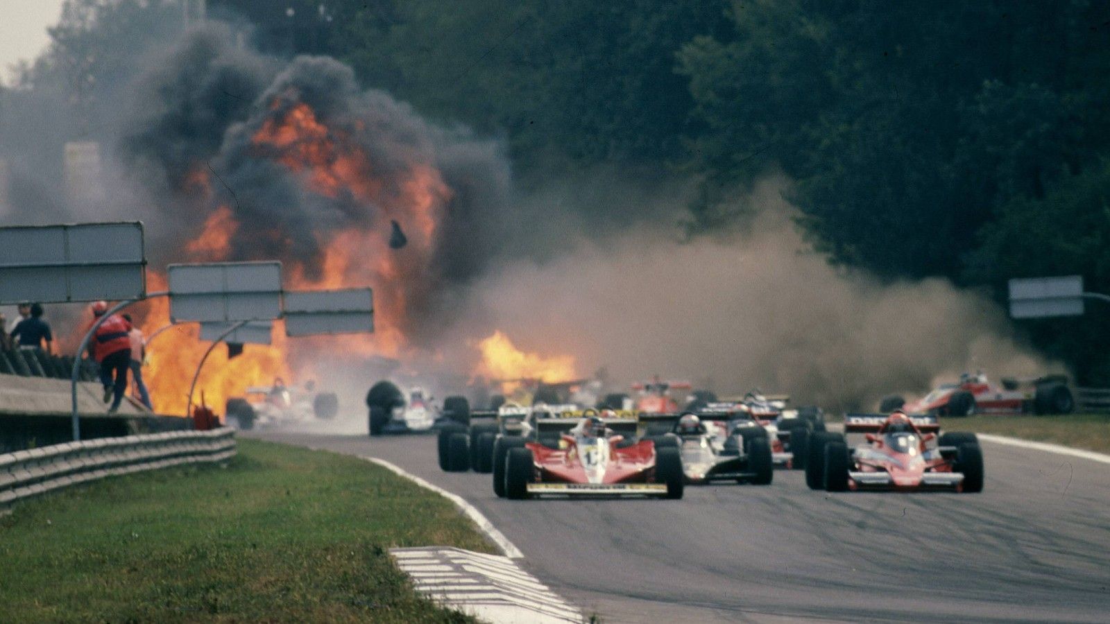 
                <strong>Italien-GP 1978</strong><br>
                Beim Grand Prix in Monza wurde Ronny Peterson Opfer eines Massencrash, bei dem der Lotus des Schweden Feuer fing. Das Rennen wurde unterbrochen, Peterson ins Krankenhaus gebracht. Wenig später wurde das Rennen wieder gestartet. Doch weil Jody Scheckter bereits während der Einführungsrunde ein Rad verlor und in die Leitplanke knallte, weigerten sich die andere Piloten, weiterzufahren, ehe alle Schäden behoben werden konnten.
              