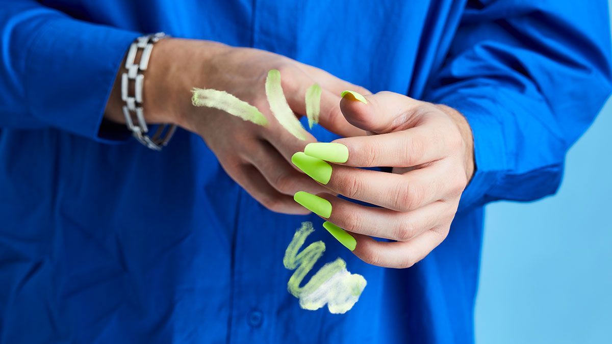 Maniküre mit leuchtendem UV-Nagellack! Findet heraus, welche Tools ihr benötigt und wie sich das Nail-Design im Handumdrehen selbst kreieren lässt. 