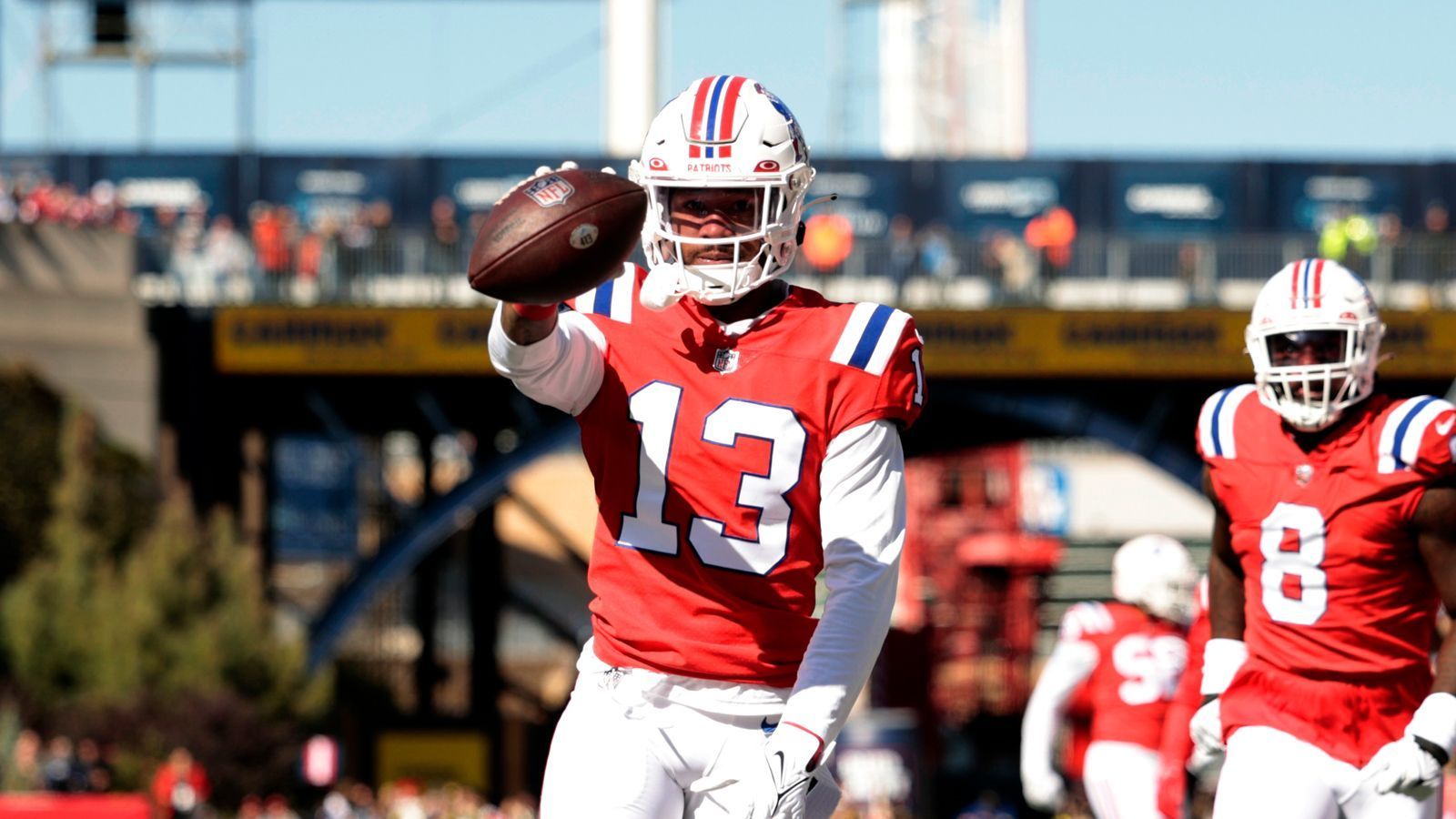 
                <strong>Platz 4: Jack Jones</strong><br>
                Team: New England PatriotsPosition: CornerbackDraft: 121. Stellebesondere Statistik: 12 Tackles, 2 Interceptions, 1 Forced Fumble, 1 Fumble Recovery, 3 Defended Passes, 1 Pick SixAus Defense-Sicht der wohl zweitgrößte Steal im Draft bisher. In der vierten Runde an 121. Stelle von den Patriots ausgewählt, spielt Jones so, als wäre er ein Top-10-Pick. Alleine für seinen Pick Six gegen Packers-Quarterback Aaron Rodgers verdient er Lorbeeren ohne Ende. Denn das gelingt kaum jemanden. Zumal er eigentlich erst seit wenigen Spieltagen richtig eingesetzt wird. Von seinen 171 Snaps kommen 112 aus den vergangenen beiden Spielen. Ein Top-Cornerback, der die Abgänge von J.C. Jackson und Stephon Gilmore in Boston vergessen lässt.
              