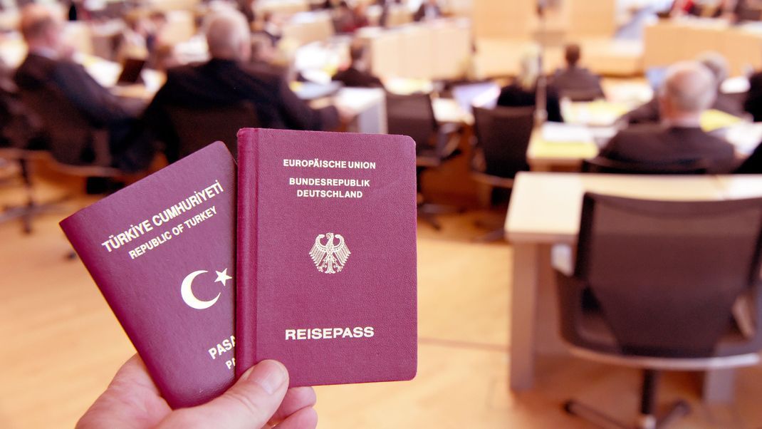 Etwa 14 Prozent der Bevölkerung - das sind gut zwölf Millionen Menschen - in Deutschland besitzen laut Bundesinnenministerium keinen deutschen Pass.