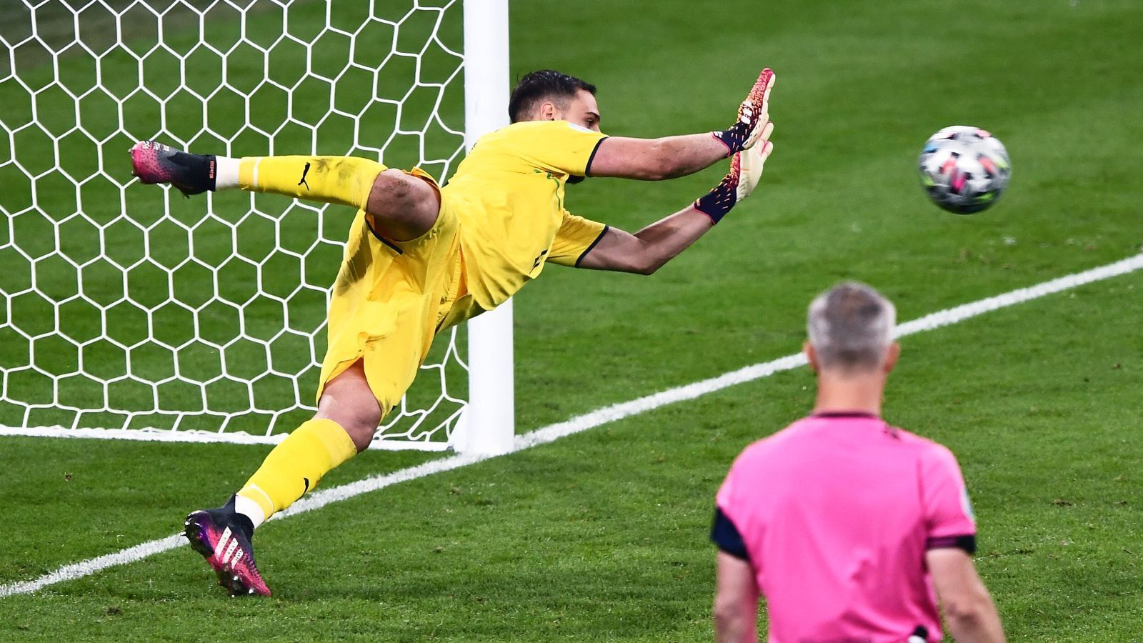 
                <strong>Marca (Spanien)</strong><br>
                "Italien verblüffte England in seinem Heimstadion und gewann am Sonntagabend im Wembley-Stadion die Euro 2020 im Elfmeterschießen. Dies war die Europameisterschaft der Verlängerungen und Elfmeterschießen und das Finale war nicht anders."
              