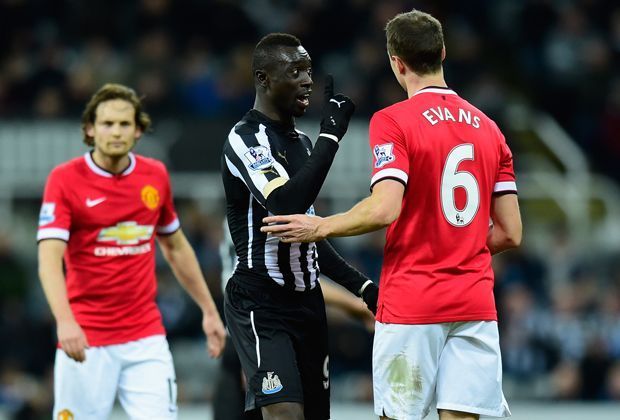 
                <strong>Papiss Cisse: Spuckattacke auf Gegenspieler</strong><br>
                ... Newcastles Papiss Demba Cisse baut sich vor Gegenspieler Jonny Evans auf. Sein Vorwurf: Als er nach einem Foul am Boden lag, habe Evans ausgespuckt - und zwar in seine Richtung.
              