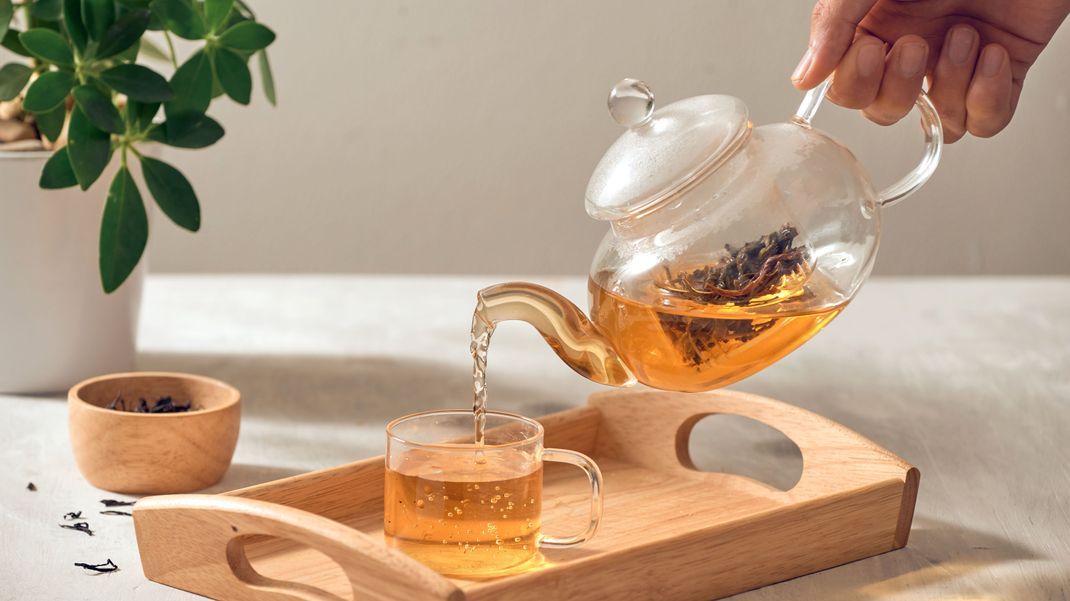 Weißer Tee schmeckt nicht nur mild, sondern ist auch ein echtes Anti-Aging-Wunder