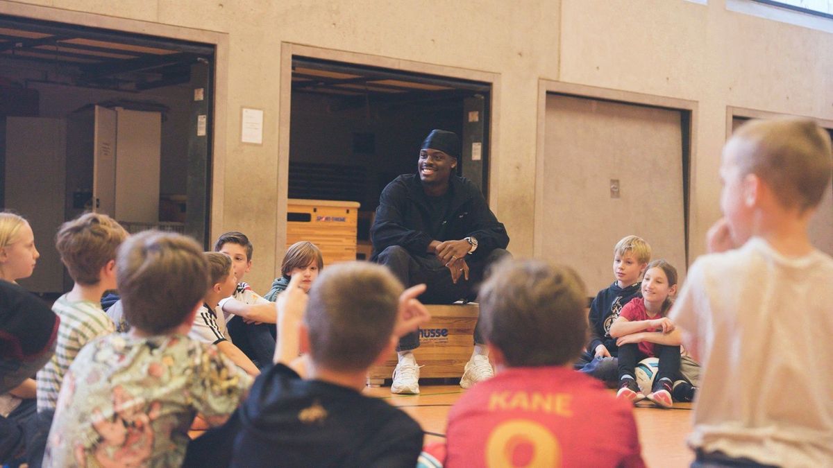 Yann-Aurel Bisseck in seiner alten Schule