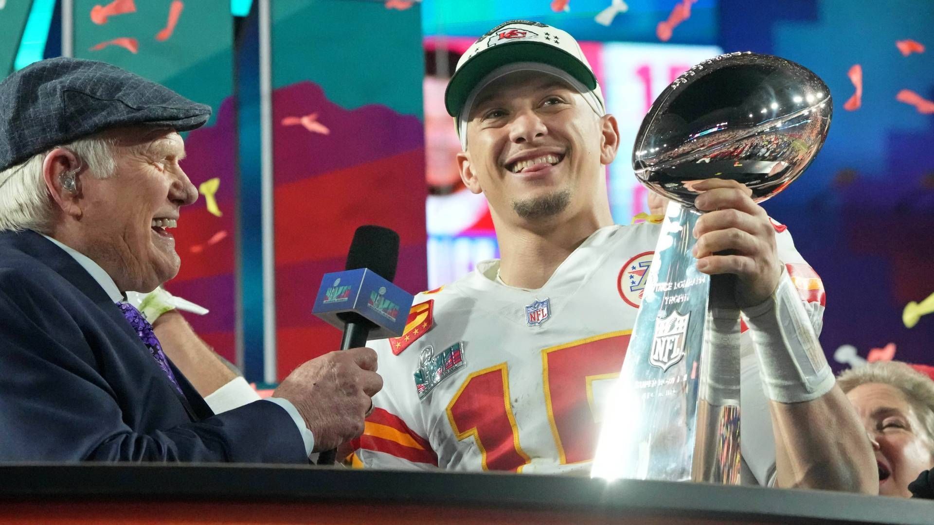 
                <strong>Platz 1: Patrick Mahomes (Kansas City Chiefs)</strong><br>
                &#x2022; Ranking im Vorjahr: Platz 2<br>&#x2022; Statistiken in der Saison 2022: 17 Spiele, 5.250 Yards, 41 Touchdowns, 12 Interceptions<br>
              