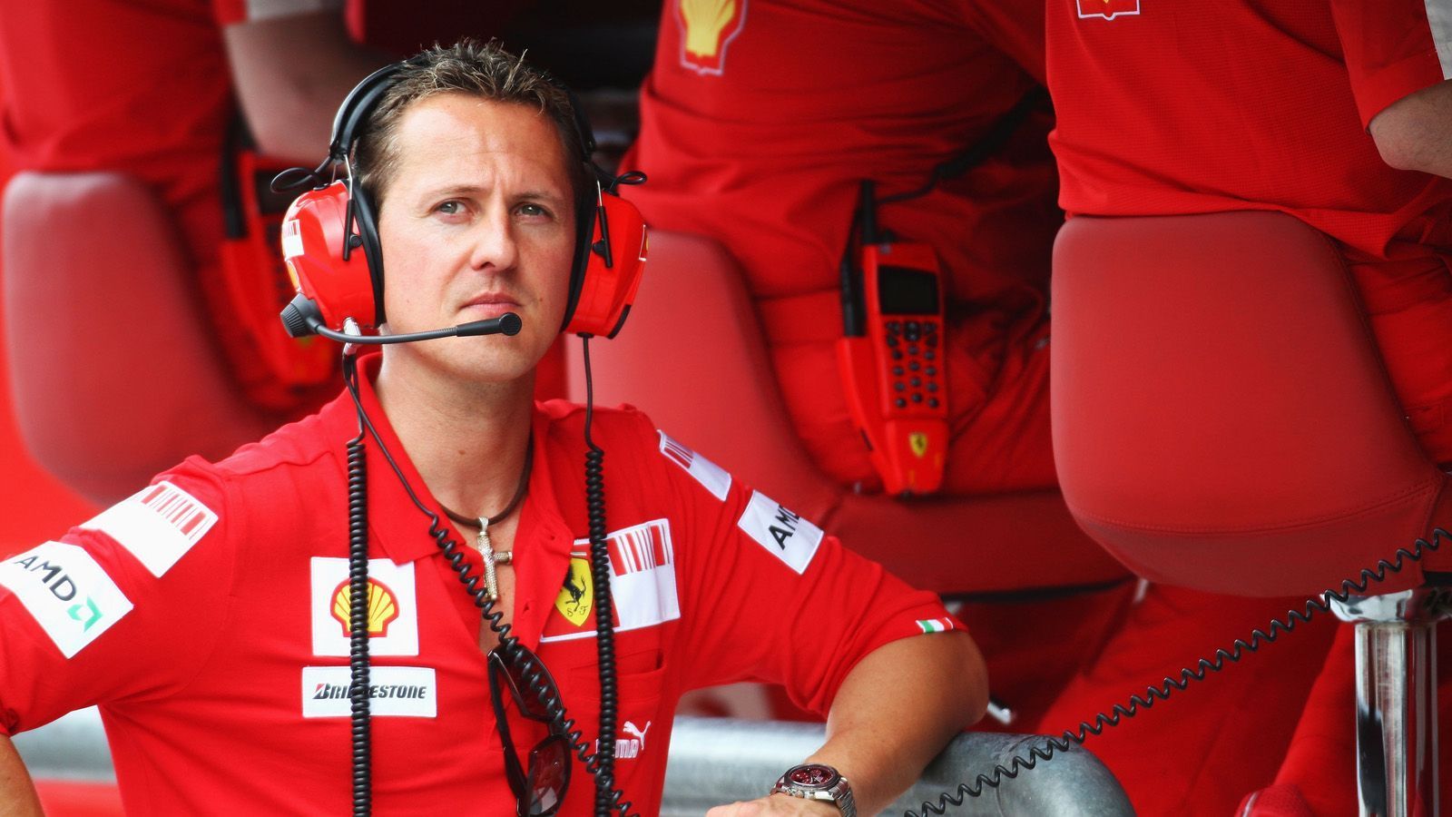 
                <strong>Job als Berater bei Ferrari</strong><br>
                Nach der aktiven Karriere blieb Schumi dem Ferrari-Team treu, bekam einfach einen neuen Job. Von 2007 bis 2009 fungierte er als Berater und Testfahrer. Er sollte als Scout neue Talente für die Scuderia finden, an der Strecke die Stammfahrer Felipe Massa und Kimi Räikkönen beraten und unterstützen sowie Ferrari bei der Entwicklung des Autos weiter voranbringen.
              