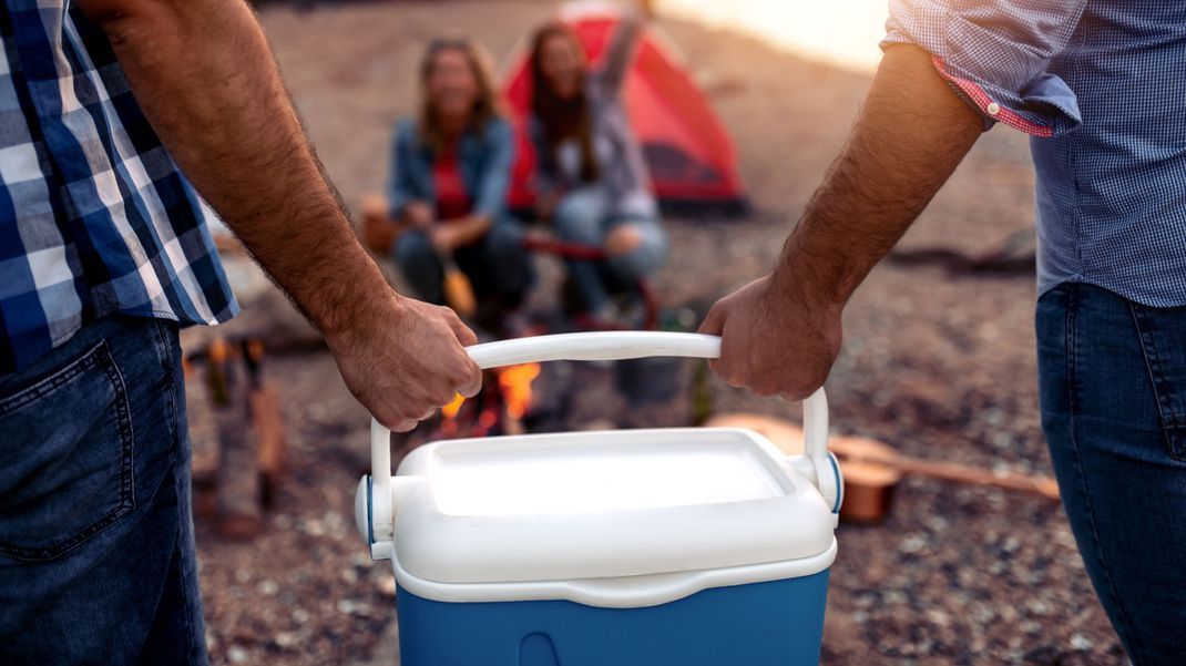 Wenig Platz für die Kühlung beim Camping? Kein Problem! Diese Lebensmittel halten auch bei Zimmertemperatur. 