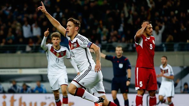 
                <strong>Verlierer - Max Kruse</strong><br>
                Verlierer - Max Kruse: Deutschland kam bei der EM 2016 bis ins Halbfinale. Dass das DFB-Team es überhaupt nach Frankreich schaffte, hat es nicht zuletzt Stürmer Kruse zu verdanken. In der EM-Qualifikation schoss der Offensivmann Deutschland beim 2:1-Sieg über Georgien überhaupt erst sicher zur Endrunde. Doch fürs EM-Turnier fand er dann keine Berücksichtigung mehr - und auch danach verletzungsbedingt nie wieder.
              