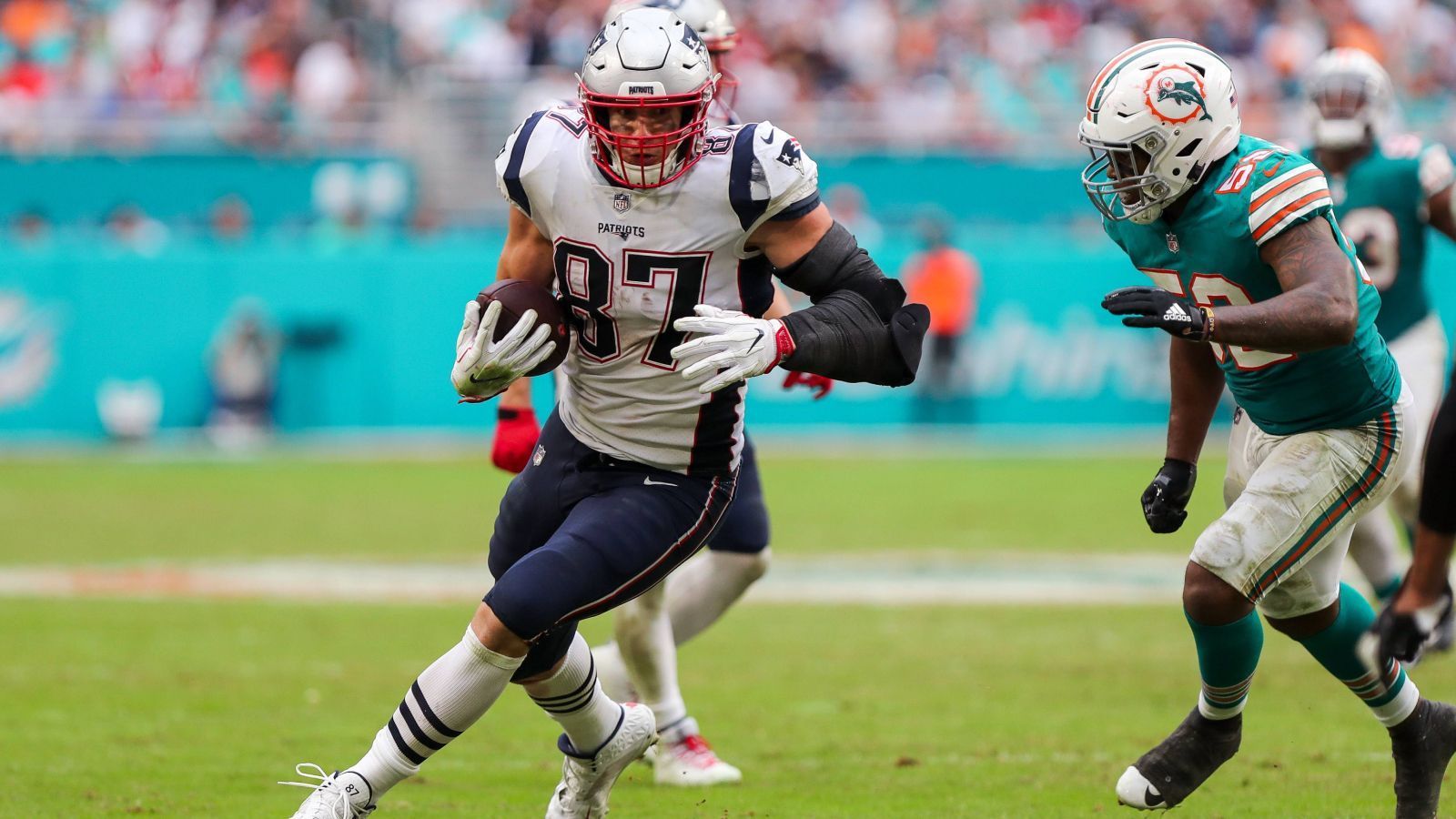 
                <strong>Meiste Touchdowns für die New England Patriots</strong><br>
                In der nun 62 Jahre währenden Historie der New England Patriots gab es keinen Spieler der so viele Receiving Touchdowns erzielte wie "Gronk". Nicht Wes Welker, nicht Julian Edelman, nicht Randy Moss, sondern Gronkowski mit 80 Scores in seiner Karriere steht an Nummer eins. Hier werden sowohl Regular Season als auch Playoffs gezählt.
              
