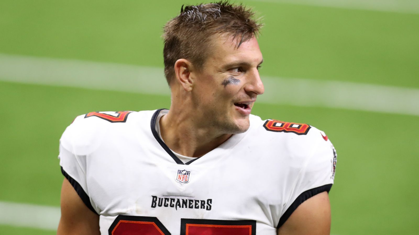 
                <strong>Rob Gronkowski (Tampa Bay Buccaneers)</strong><br>
                Rob Gronkowski war sogar schon einmal zurückgetreten, ehe sein Kumpel Tom Brady ihn quasi aus der Rente zu den Tampa Bay Buccaneers lotste. Sollte Brady nach der Saison in den Ruhestand gehen, dann ist kaum vorstellbar, dass "Gronk" ihm nicht folgt. Auch wenn "TB12" bleiben sollte, ist der Status des Tight Emd ungewiss, schließlich plagt sich der dreimalige Super-Bowl-Champion mit gesundheitlichen Problemen.
              