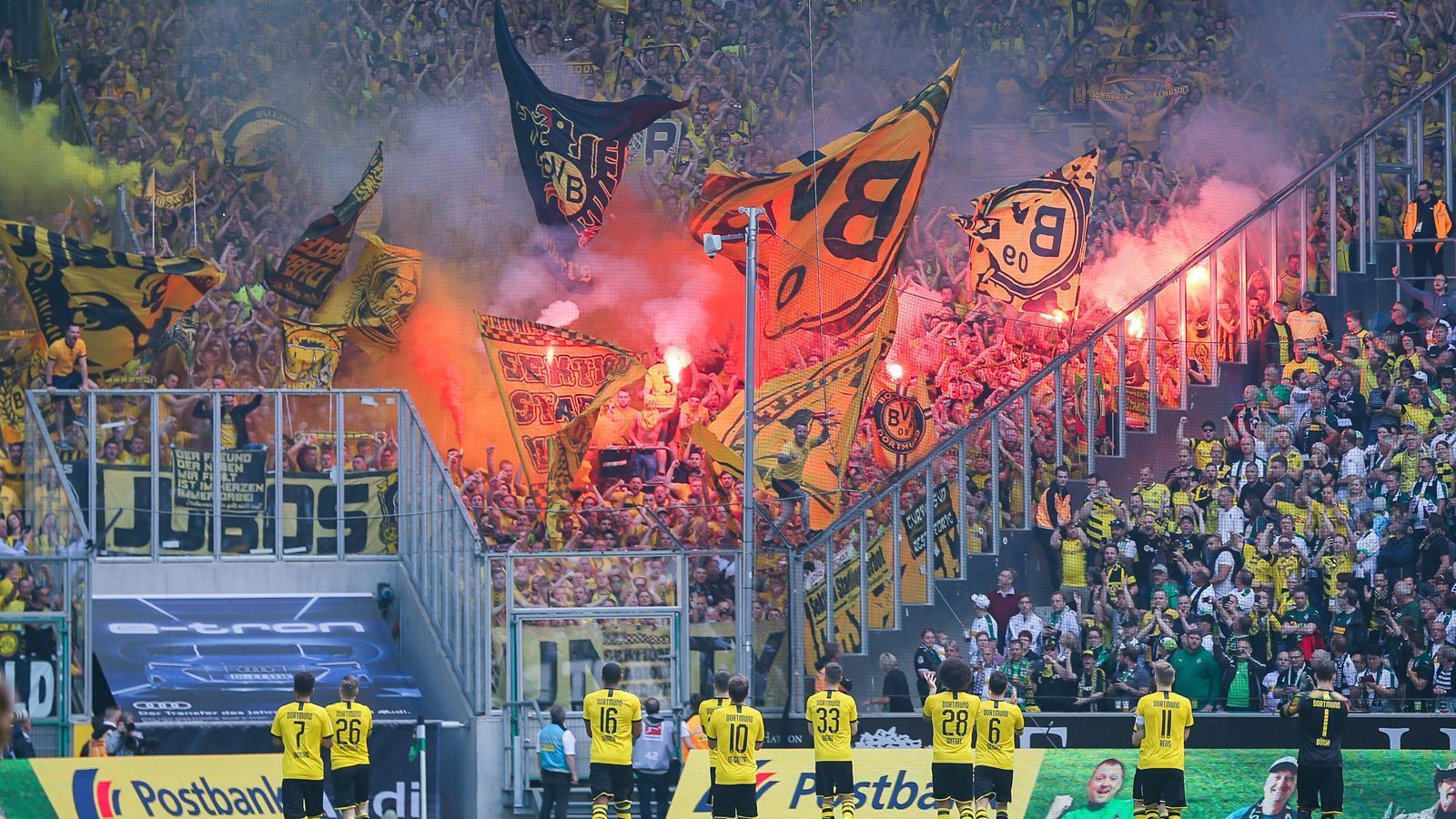 
                <strong>Dortmund-Fans mit Pyro-Show</strong><br>
                Die Dortmunder Fans wollen ihre Mannschaft in Mönchengladbach mit einem Pyro-Feuerwerk zum Titel peitschen.
              