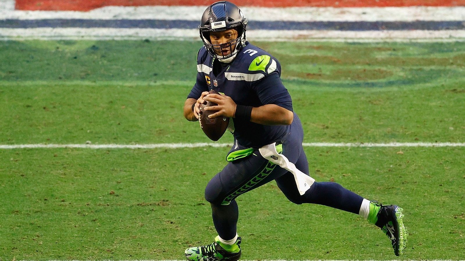 
                <strong>11. Platz: Russell Wilson</strong><br>
                &#x2022; Team: Seattle Seahawks -<br>&#x2022; Quote: +2.400 (bei einem Einsatz von 100 US-Dollar gewinnt man 2.500 US-Dollar) -<br>&#x2022; Passing Yards 2020: 4.212 (9. Platz)<br>
              