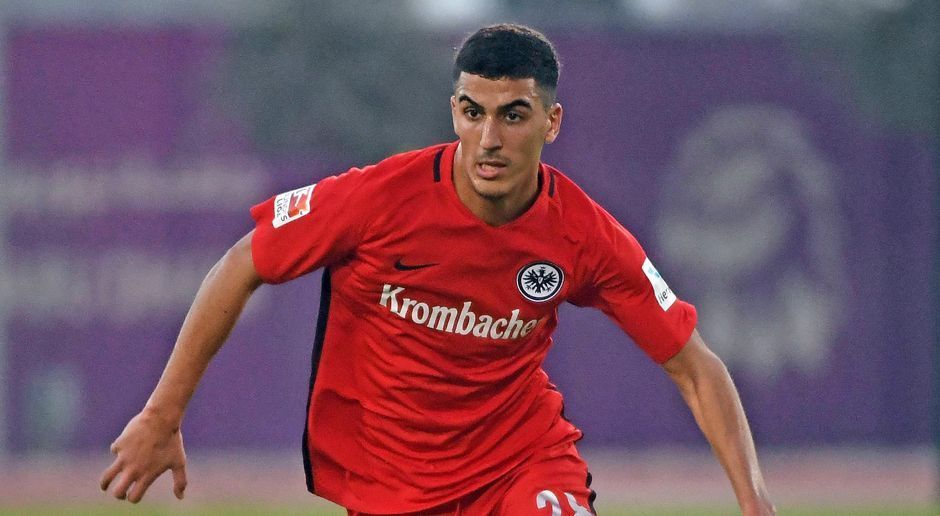 
                <strong>Aymen Barkok (Eintracht Frankfurt)</strong><br>
                Schon in der Hinrunde war er einer der Überraschungen in der starken Mannschaft der Frankfurter: Aymen Barkok. Eigentlich noch in der U19 der Eintracht zu Hause, brachte Trainer Niko Kovac den 18-Jährigen zum ersten Mal im Auswärtsspiel bei Werder Bremen am elften Spieltag. Barkok erzielte prompt ein Tor und ließ im weiteren Verlauf der Hinrunde einen weiteren Treffer und eine Vorlage folgen. Dass Kovac viel vom Youngster hält, hat er bereits deutlich gemacht: "Man sieht ja, dass der Junge vieles auf dem Kerbholz hat. Er ist ein Traumfußballer, er ist ein toller Junge."
              