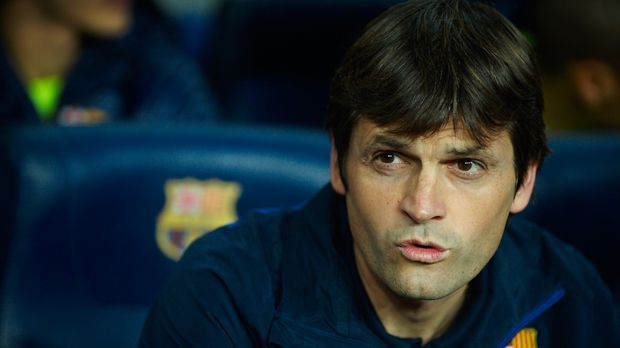 
                <strong>Tito Vilanova</strong><br>
                Tito Villanova spielte von 1988 bis 1990 in der zweiten Mannschaft, die damals Barcelona Atletic hieß. Sein Stern ging auf, als er Co-Trainer von Pep Guardiola wurde. 2012 übernahm er den Posten als Cheftrainer, leider jedoch nur für eine Saison. Vilanova erkrankte zum zweiten Mal an Ohrspeicheldrüsenkrebs, unterzog sich einer sechswöchigen Chemotherapie, die ihn auch zum Karriereende als Trainer zwang. Vor knapp einem Jahr verstarb Vilanova im Alter von 45 Jahren.
              