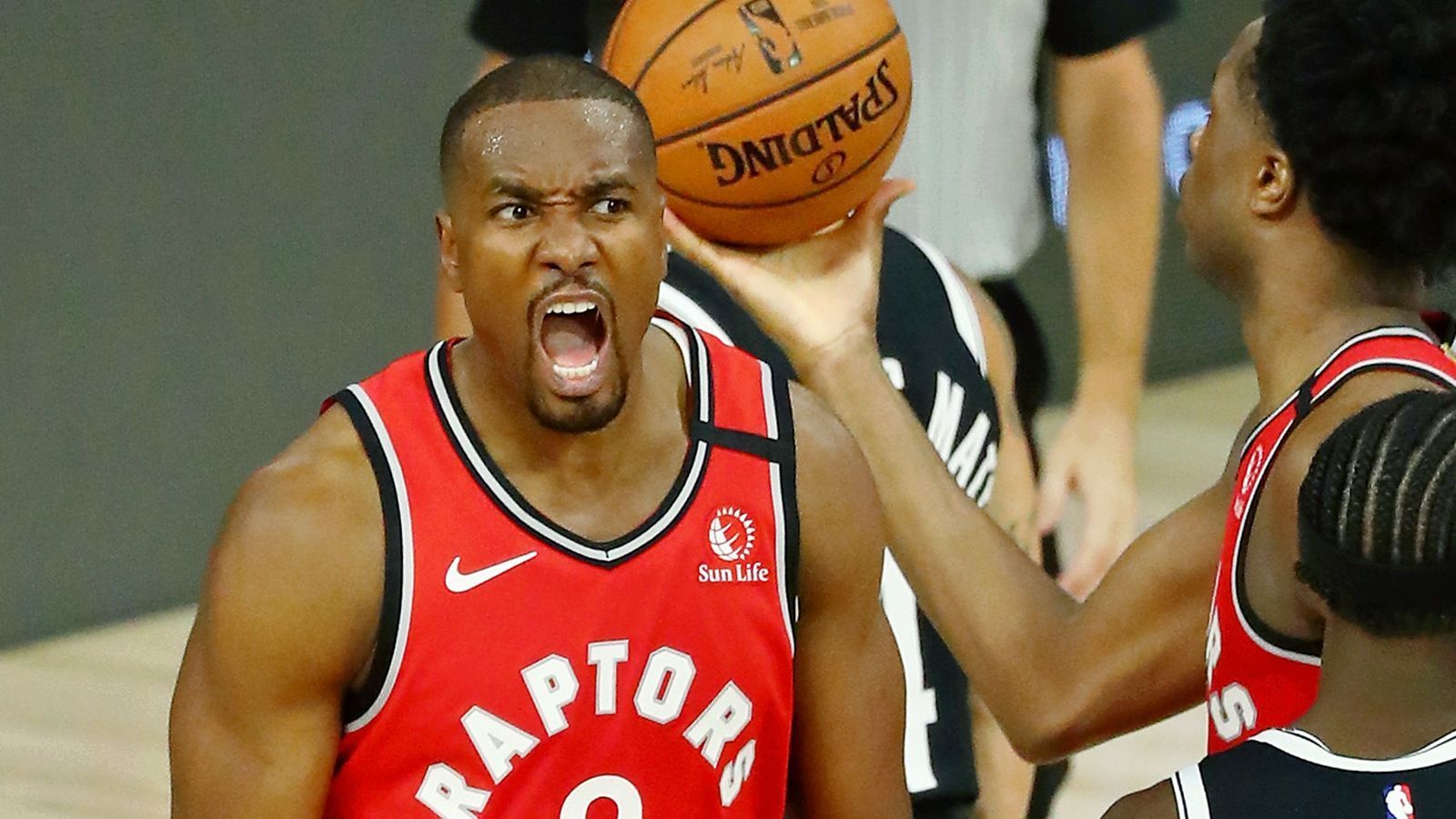 
                <strong>Serge Ibaka (Toronto Raptors)</strong><br>
                Er ist einer der Schlüsselspieler bei den Raptors, mit einem immer besser funktionierendem Wurf. Die Raptors haben keinen Einfluss auf die Entscheidung des Centers, der Unrestricted Free Agent wird. Sie können ihm natürlich trotzdem einen dicken Vertrag anbieten. Der aktuelle ist mit über 21,5 Mio. Dollar pro Saison aber schon ganz gut gefüllt. Ibaka ist für viele Teams interessant. Das Rennen dürfte bald eröffnet sein.
              