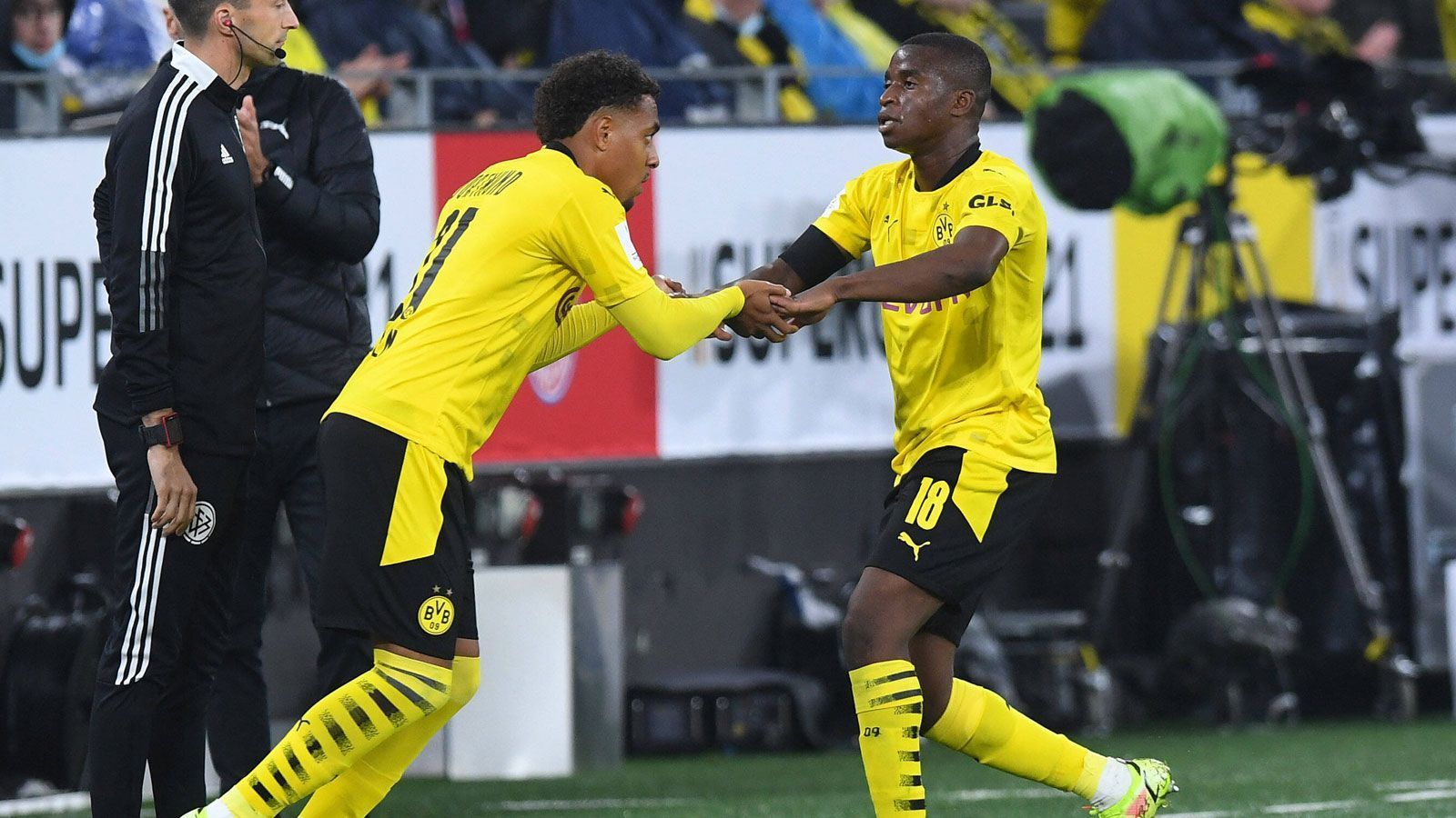 
                <strong>Borussia Dortmund</strong><br>
                Der Kader von Borussia Dortmund ist recht ausgewogen besetzt, der Abgang von Jadon Sancho sollte kompensiert werden können. Einen Abnehmer sucht der BVB nach wie vor für Roman Bürki, der in der Torhüterhierarchie auf Platz drei abgerutscht ist. Verstärkung könnte noch auf der Linksverteidigerposition vonnöten sein, zumal hier Nico Schulz als Verkaufskandidat gilt.
              