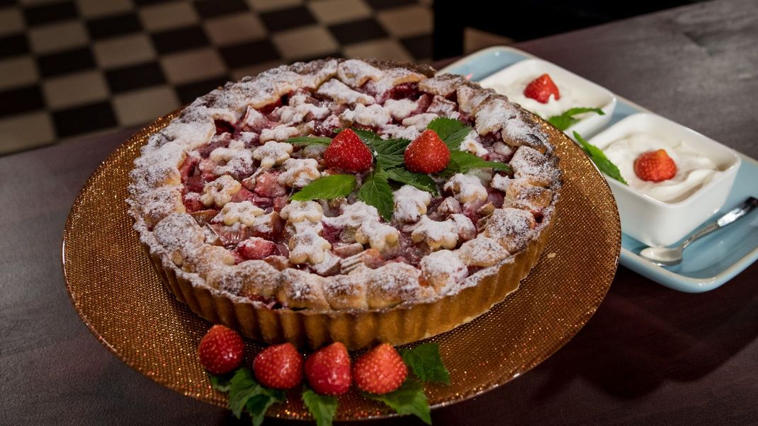 Mürbteigtarte mit Erdbeer-Rhabarber-Füllung und Vanillesahne