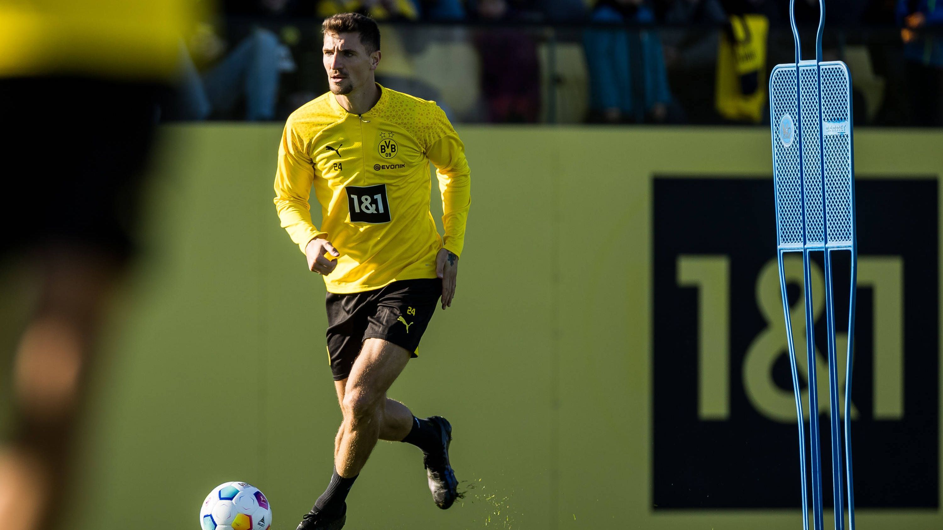 <strong>Thomas Meunier (Borussia Dortmund)</strong><br> Über den Sommer hinweg versuchte der BVB den Belgier erfolglos abzugeben. Ende Juli zog sich der 32-Jährige bei einem Sprint in einem Testspiel eine schwere Muskelverletzung zu. Sein Vertrag läuft noch bis 2024, sportlich spielt Meunier ohnehin keine Rolle mehr. Es wird immer wieder berichtet, dass der Kontrakt vorzeitig aufgelöst werden könnte.