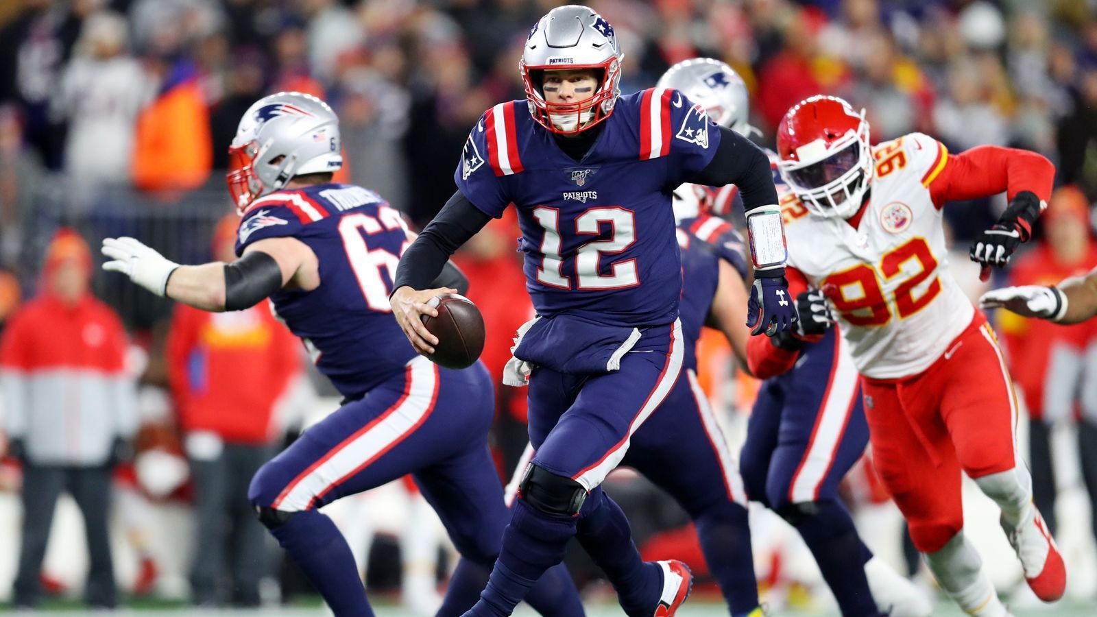 
                <strong>AFC Divisional Round: #2 New England Patriots (Vorwoche #2)</strong><br>
                Die New England Patriots (11-3) fanden nach der Niederlage in der Vorwoche gegen die Chiefs mit einem 34:13 über die Cincinnati Bengals wieder in die Erfolgsspur. Damit sind die Patriots in der AFC weiterhin auf Platz zwei und hätten nach aktuellem Stand in der ersten Runde der Playoffs spielfrei.
              