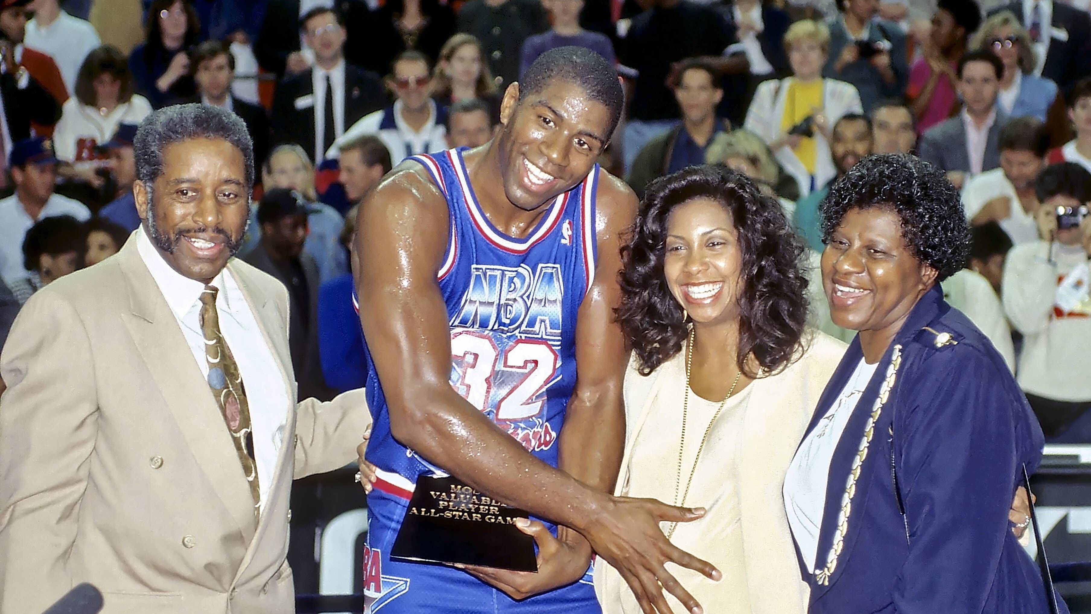 <strong>Magic Johnson setzt ein Zeichen</strong><br> Im November 1991 hatte Earvin "Magic" Johnson die Sportwelt geschockt, als er seine HIV-Infektion öffentlich machte und seine Karriere beendete. 1992 feierte er sein Comeback im All-Star-Game, außerdem holte er mit dem "Dream Team" Olympia-Gold in Barcelona.