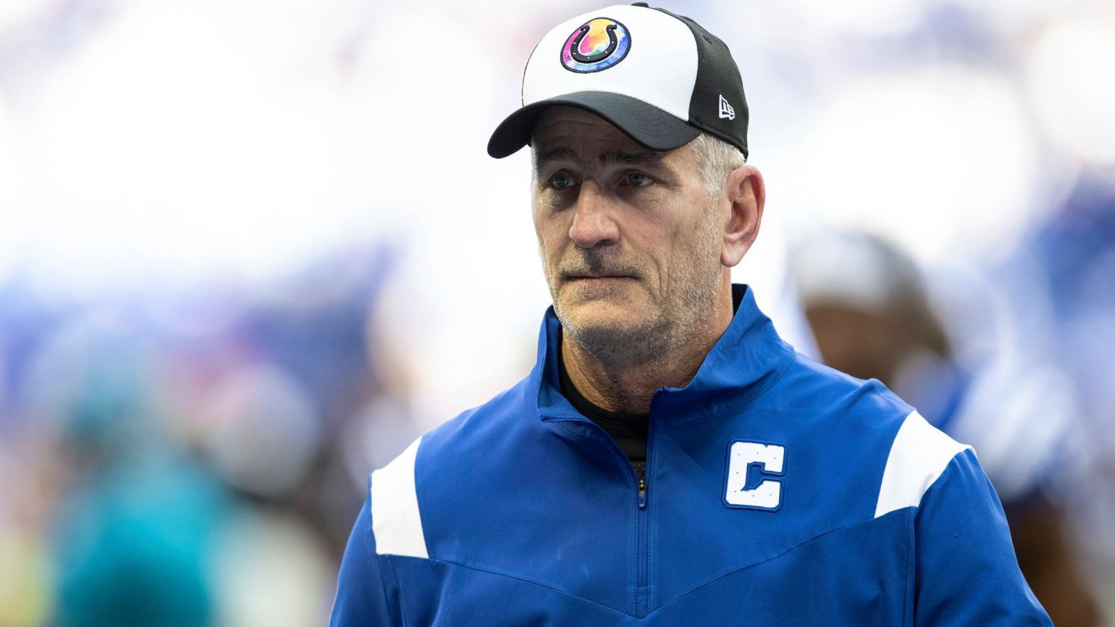 
                <strong>Verlierer: Frank Reich (Indianapolis Colts)</strong><br>
                Apropos Quarterbacks auf die Bank setzen, das hat auch Frank Reich, Head Coach der Indianapolis Colts, getan. Nach dem enttäuschenden wie offensiv schwachen 10:19 bei den Tennessee Titans verletzte sich Matt Ryan nicht nur, Backup Sam Ehlinger wurde gleich zum Starter für den Rest der Saison ernannt. Damit wird Ehlinger der zehnte Starting Quarterback der Colts seit 2015 (exklusive QBs mit nur einem Spiel). Und das eine Woche nachdem Reich seine pure Ekstase und Freude darüber kundtat, Ryan als Spielmacher zu haben. Glaubwürdigkeit sieht anders aus.
              