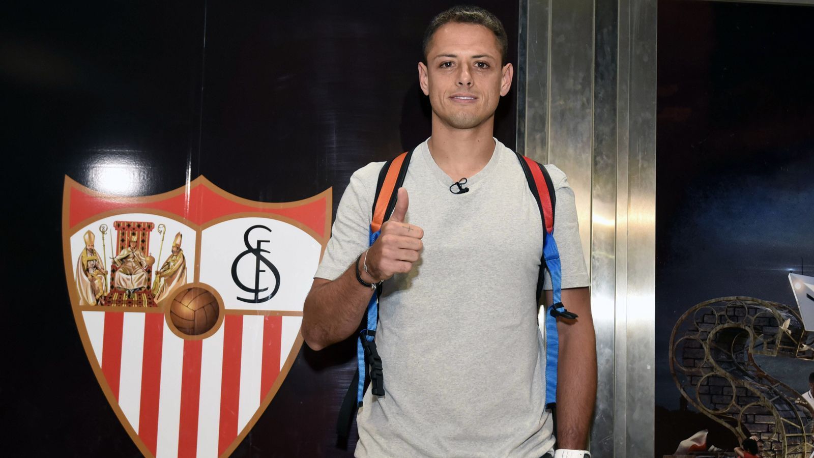 
                <strong>Chicharito (FC Sevilla)</strong><br>
                Der FC Sevilla hat sich am Deadline Day noch einmal in der Offensive verstärkt, die Andalusier verpflichteten den mexikanischen Nationalspieler Chicharito Hernandez von West Ham United. Der 30-Jährige unterschrieb in Sevilla einen Vertrag bis 2022 und soll acht Millionen Euro Ablöse gekostet haben. Früher spielte "die kleine Erbse" unter anderem auch in der Bundesliga und ging für Bayer Leverkusen auf Torejagd. 
              