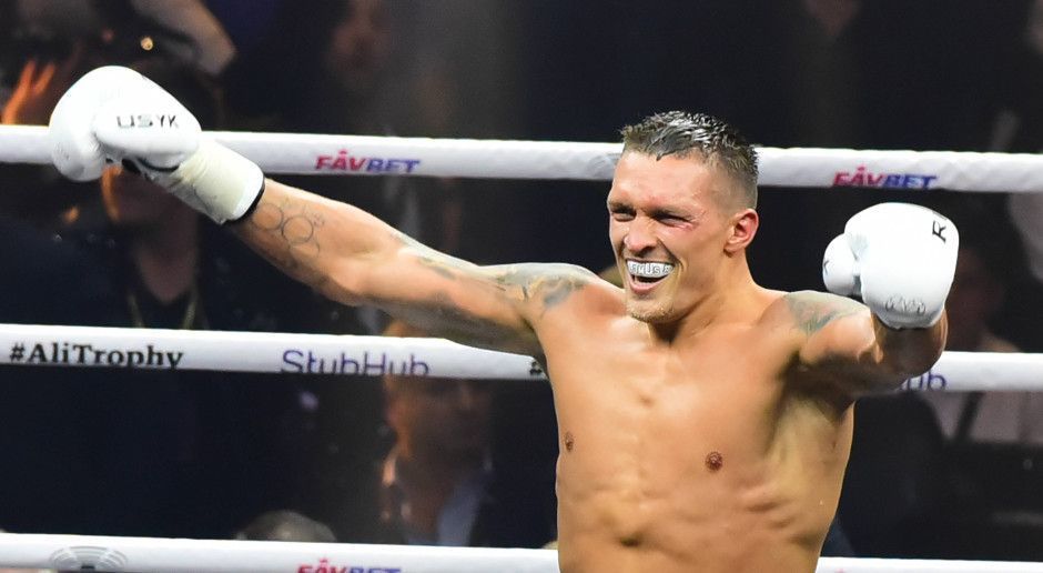 
                <strong>Schreibt Usyk Box-Geschichte?</strong><br>
                Mit den WM-Titeln der WBO und WBC im Gepäck reist Usyk am 21. Juli nun nach Moskau, um sich auch die Titel der beiden anderen großen Weltverbände IBF und WBA zu holen. Usyk würde damit Geschichte schreiben. Nur drei Boxern gelang diese Leistung bisher, im Cruisergewicht allerdings noch niemandem.
              