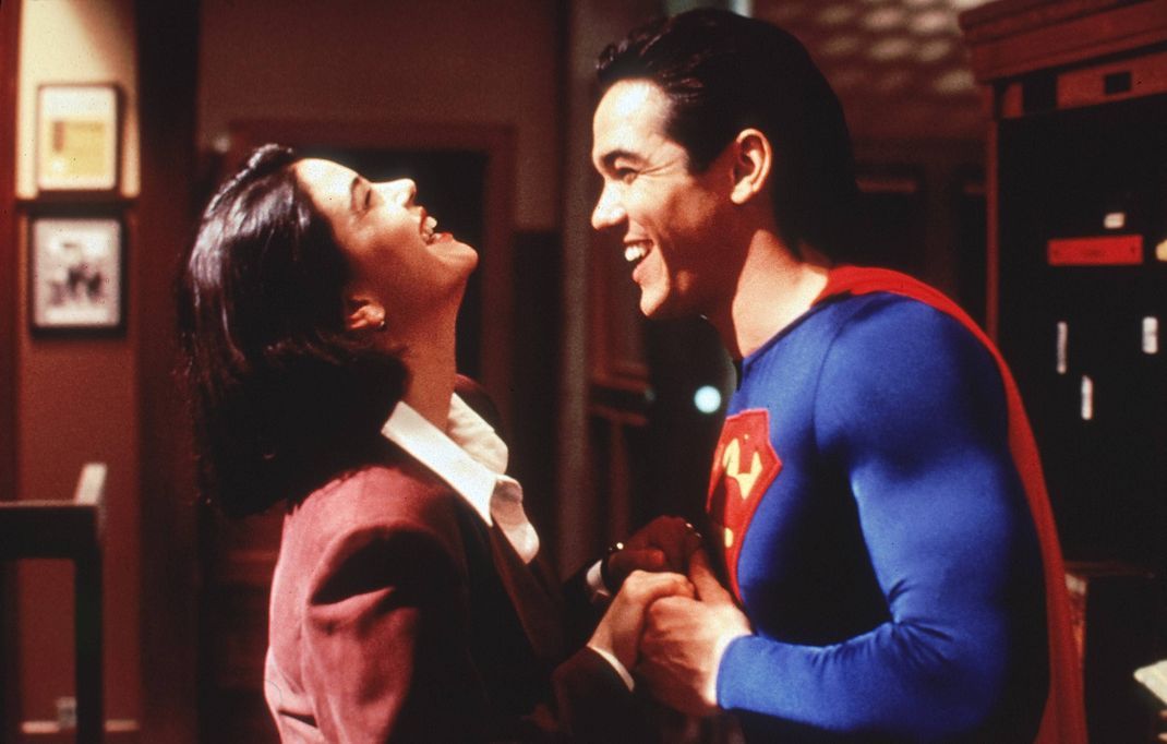 Glücklich vereint: Es dauert einige Staffeln bis Lois Lane (Teri Hatcher) wirklich weiß, dass ihre Liebe Clark Kent (Dean Cain) der Superheld Superman ist. Bis dahin streuen seine geheimen Kräfte und Lois Suche nach seiner wahren Identität einiges Misstrauen zwischen dem Paar.