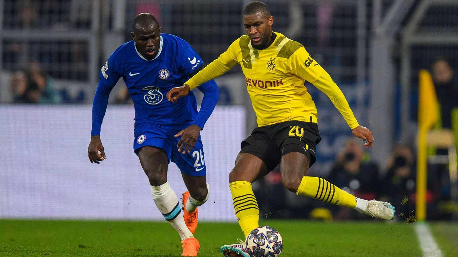 
                <strong>Anthony Modeste (Borussia Dortmund)</strong><br>
                Als erster Joker kommt Stürmer Anthony Modeste beim BVB in der 68. Minute für Haller in die Partie. Wie Haller, so hat auch Modeste keine gefährliche Szene mehr. ran-Note: 4.
              