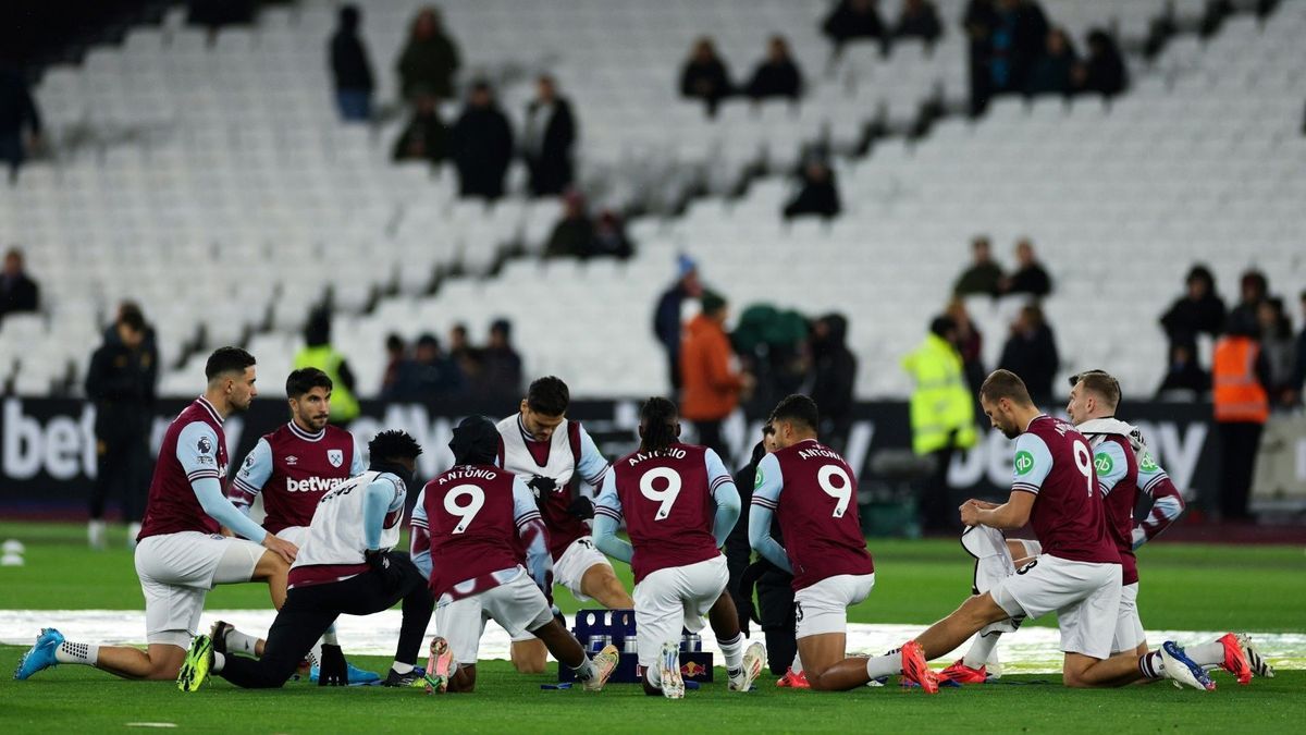 West Hams Profis im Antonio-Trikot