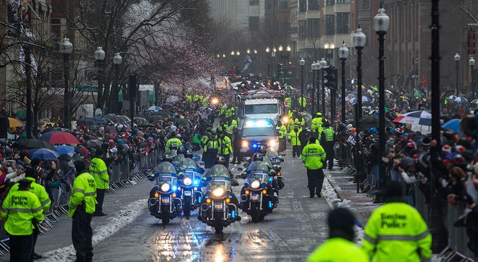 
                <strong>New England Patriots Super-Bowl-Parade</strong><br>
                Nein, nicht der neue Präsident kommt, sondern der neue Super-Bowl-Champion. Die Ordnungshüter sind bestens gerüstet für die Pats-Stars.
              