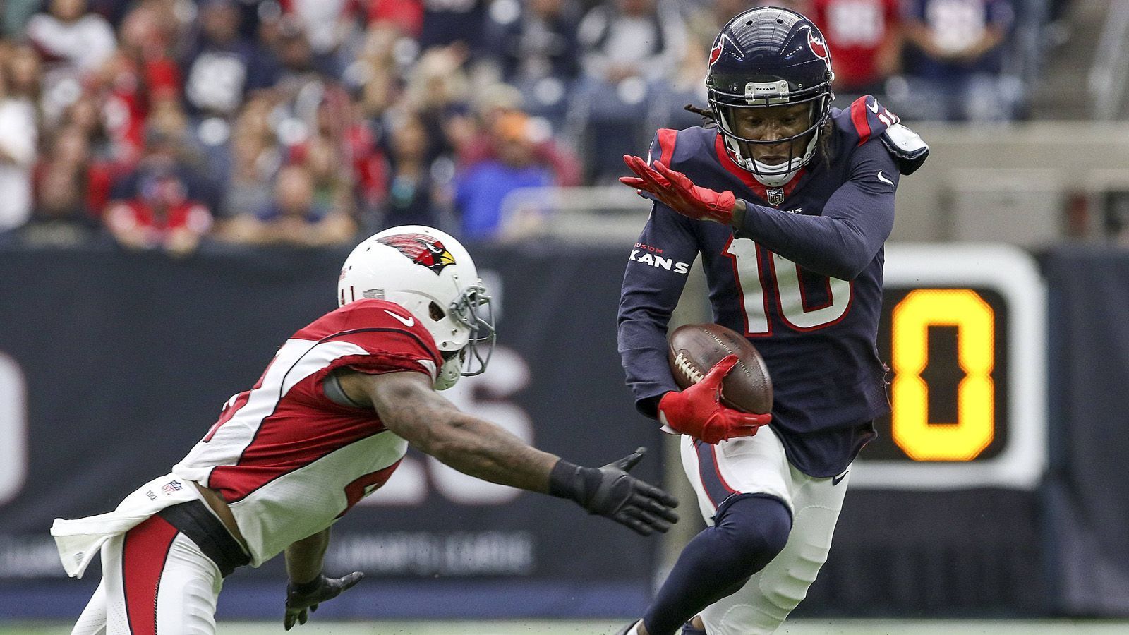 
                <strong>Ein starkes Wide-Receiver-Corps</strong><br>
                Tatsächlich stehen Quarterback Murray nun viele Waffen zur Verfügung. In Top-Zugang Hopkins (Foto, rechts) haben die "Cards" nun einen der besten Wide Receiver der Liga unter Vertrag. Routinier Larry Fitzgerald, der trotz seiner 36 Jahre noch immer eine verlässliche Anspielstation ist, und Christian Kirk, der in seinen ersten beiden Profijahren eine gute Entwicklung nahm, dürften dadurch mehr Freiräume bekommen. Im Windschatten dieser Stars könnte auch der schnelle Andy Isabella in seinem zweiten NFL-Jahr sein Potential entfalten.  
              