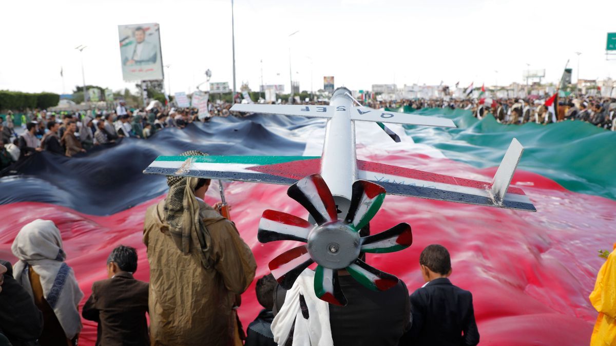 23. August, Jemen, Sanaa: Huthi-Anhänger nehmen an einem Protest gegen Israel und der USA teil. 