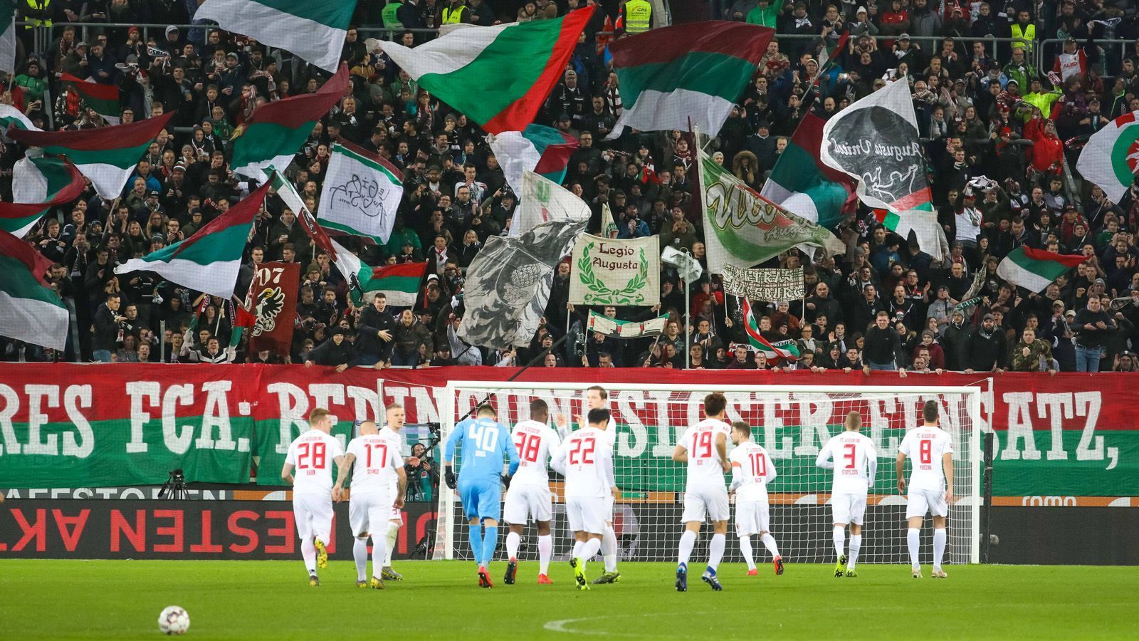 
                <strong>Platz 12: FC Augsburg</strong><br>
                Der FC Augsburg spielte in der Saison 2018/2019 an sieben von 34 Spieltagen in einem ausverkauften Stadion.
              